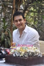 Aamir Khan celebrates 45th birthday with media at his Home in Mumbai on 14th March 2010 (31).JPG